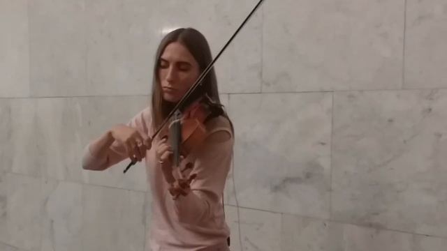 В переходе метро, играла девушка Полина... смотреть онлайн