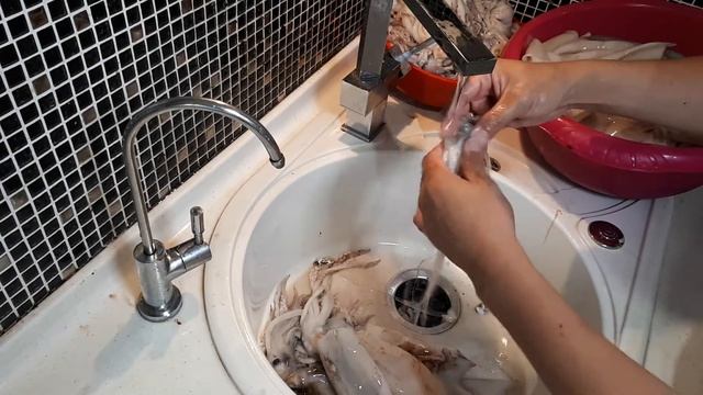 Как быстро чистить кальмар