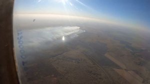 Работа экипажа Ил-76 и сброс воды на очаги возгораний в районе ЧС
