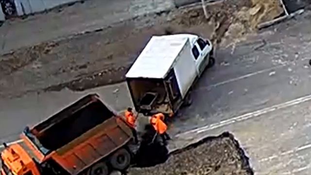 ВОРУЮТ АСФАЛЬТ НА СТРОИТЕЛЬСТВЕ ДОРОГИ/КУРГАН смотреть онлайн