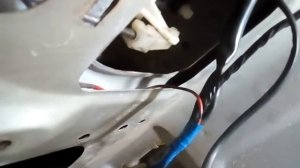 Как снять выключатель замка крышки багажника на Митсубиси Каризма.