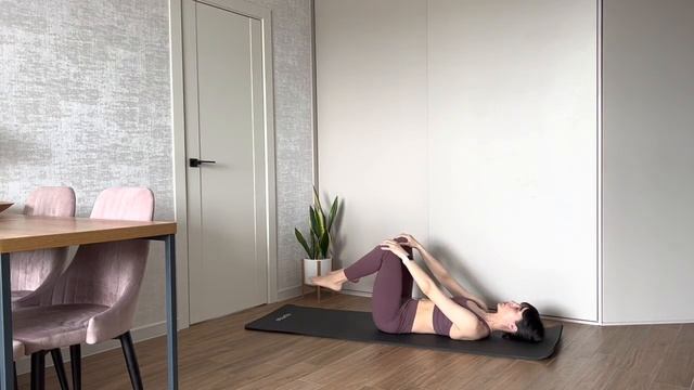 15 мин PILATES ЗАРЯДКА с Алёной Малейко. Лёжа на полу с акцентом на расслабление спины.