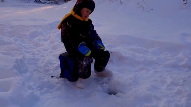 Заядлые рыбаки. Зимняя рыбалка. С Праздником 23 февраля. Такую рыбу вы точно не ловили))) смотреть онлайн