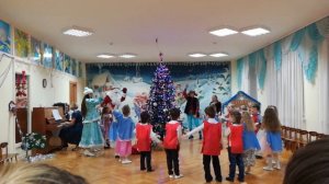 Утренник в детском саду. Хороводы вокруг ёлки