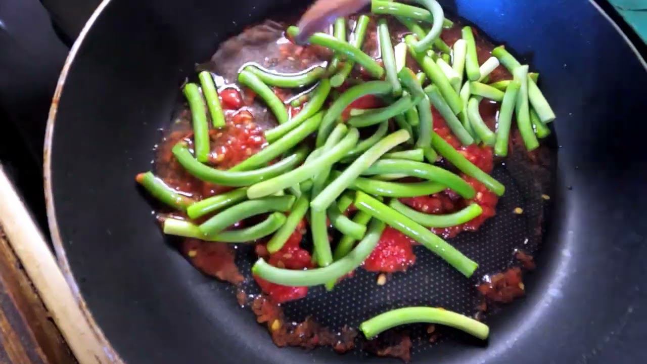 Тушеные честночные стрелки