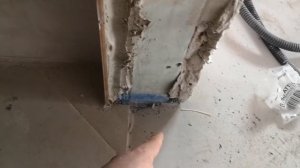 Стык плитки и ламтната под дверью