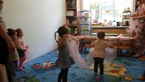 Железнова кружится легкий Платочек