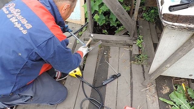 Обзор сварочного Эксперт-210 и к нему все плюшки. Пробуем варить шпильки для крыши опилкобетона