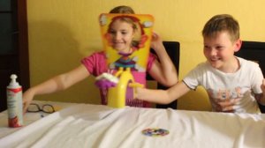 Играем в игру пирог в лицо!!очень весело!!!!!