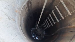 Укладка керамической плитки на дно колодца