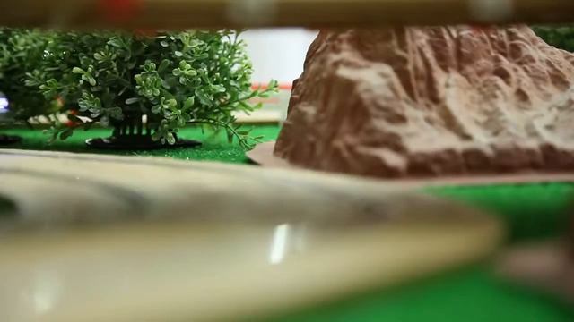 Land Rover. Трасса с гоночными машинками джипами смотреть онлайн