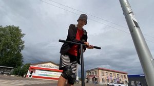 Стилевые трюки в стриту на самокате
