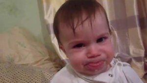 Малыш плюется