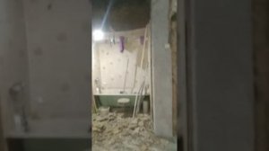 Демонтаж старой сгнившей стены между кухней и ванной