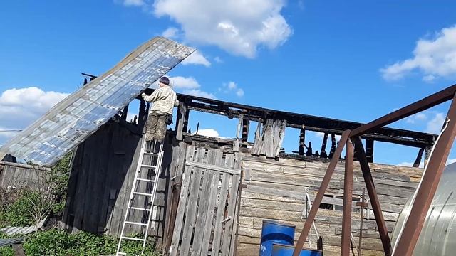 Строю односкатную крышу. Демонтаж старой сгоревшей кровли.
