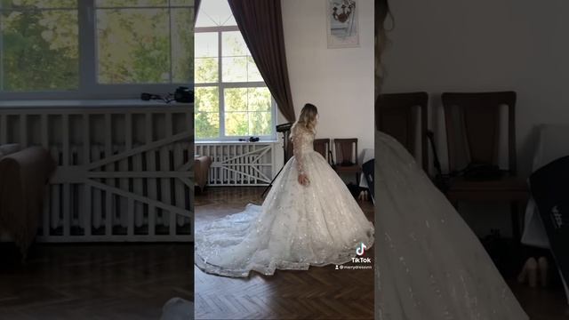 Шикарное свадебное платьеШикарное свадебное платье смотреть онлайн