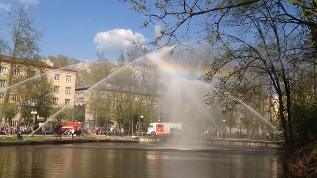 Пожарные нарисовали радугу в центральном парке Смоленска