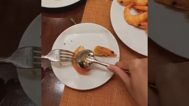 Лайфхак как быстро очистить креветку? смотреть онлайн