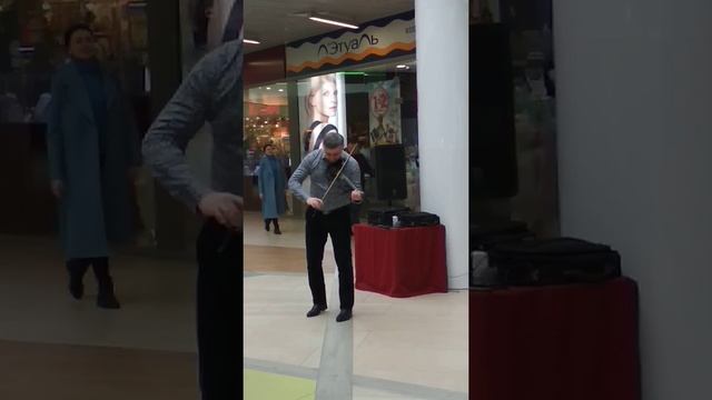 АРТЕМ РЕУТОВ.(ТРЦ МАКСИ-ТУЛА).ДУШЕВНО ИСПОЛНЯЕТ. смотреть онлайн