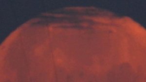 Луна, огромная красная полная Луна опускается за горизонт в Харькове 5 июля 2020 - обрывок видео