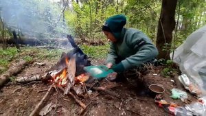 Девушка из Якутии у костра в лесу. Приготовление еды в лесу на костре. Наш поход в лес