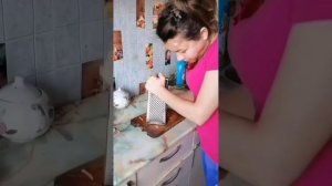 БЕЗУМНЫЙ ПАША. ИРИШКА ЧИКИ ПИКИ ГОТОВИТ МАКАРОНЫ СО СВИНИНОЙ И СВЕРХУ ИТАЛЬЯНСКАЯ ПАСТА.