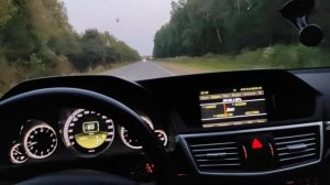 Едет Мерседес w212, просто едет.