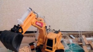 экскаватор из шприцов