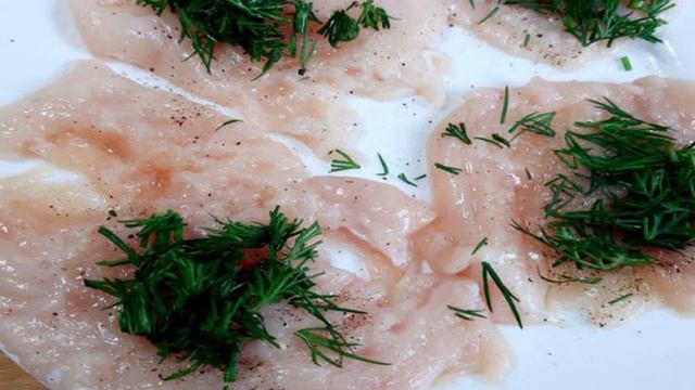 Рулетики из куриного филе с маслом и укропом