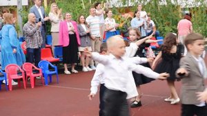 Выпускники поют песню "Когда ты станешь большим..."