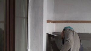 Ceresit CT 174, нанесение камешковой декоративной штукатурки на русты дома