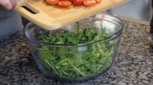 Салат с рукколой,моцареллой,помидорами черри и артишоками. Ну ооочень вкусный!