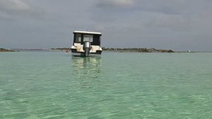 Мальдивы. Остров Тулусду. Вид пляжа  для туристов с моря. Необыкновенный цвет воды. Канал Тутси влог