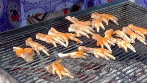 Утиные лапки на гриле. Уличная еда. Пномпень. Камбоджа.