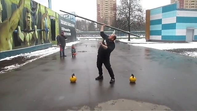 3-х метровый Аксель 50 кг. 3 meters long 50 kg Axle one hand muscle snatch + side press. смотреть онлайн