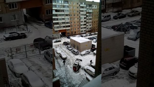 bobcat чистит снег во дворе смотреть онлайн