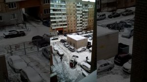 bobcat чистит снег во дворе