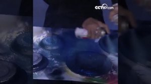 Как нарисовать звездное небо баллончиками для граффити|CCTV Русский