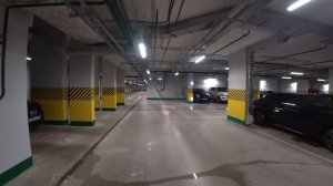 Подземная парковка в вечерний час-пик в доме по-Реновации.