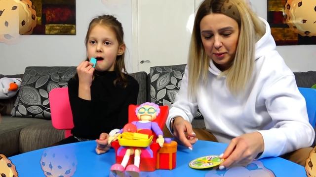 Не разбуди! Амелька и Мама мешают спать папе! Папа их научит с помощью игры Не разбуди Бабулю! смотреть онлайн