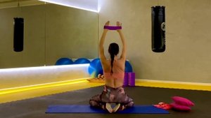 5 эффективных упражнений с резинкой для красивых рук,плеч и спины #enstretching #упражнениясрезинко