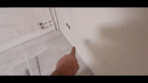 Установка алюминиевого плинтуса Micro plinth Line Licorne