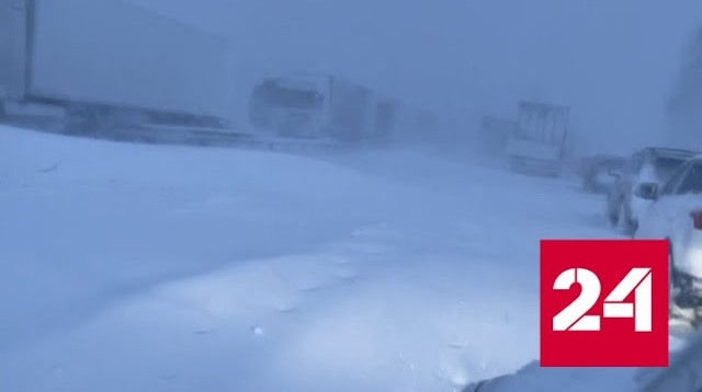 Спасатели режут отбойники для выезда машин из снежного плена - Россия 24 
