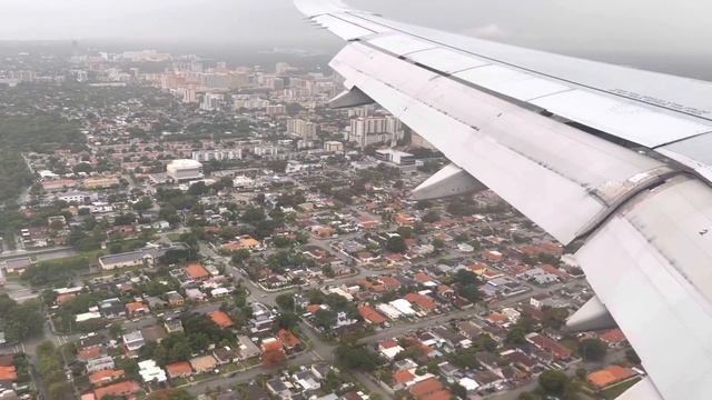 Aterrizando en El Aeropuerto Internacional de Miami - Landing in Miami Airport смотреть онлайн