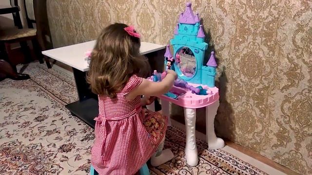 Аиша пользуется детской косметикой. столик с зеркалом и косметика для девочек (2020г) смотреть онлайн