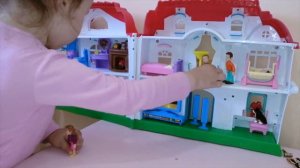 Игрушечный домик для кукол собираем своими руками с Илоной. Детский игрушечный домик.