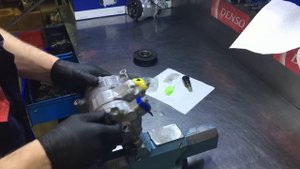 Audi A3. Замена подшипника, муфты компрессора кондиционера и контрольного клапана.