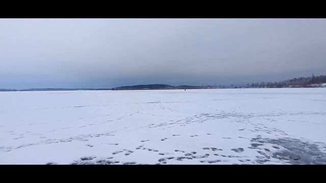 Погода не помеха для хорошей рыбалки! Рыбалка на озере Иртяш 02.12.23 смотреть онлайн