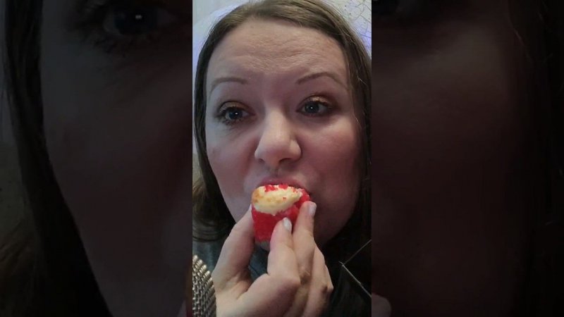 Ещё горяченькими с пылу с жару ем запечённые роллы мукбанг итинг