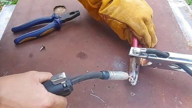 Мой сосед не выбросил старые ненужные пассатижи. Сделал самодельный дырокол своими руками. смотреть онлайн